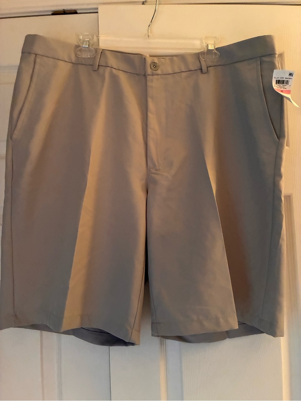 Men's Greg Norman Flat-Front 5 Iron RapiDry Shorts in Light Bone, NWT, 40